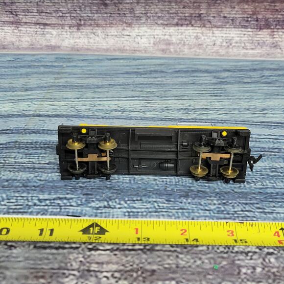 H.O scale light car missing cover UNTESTED yellow and black - Picture 6 of 6